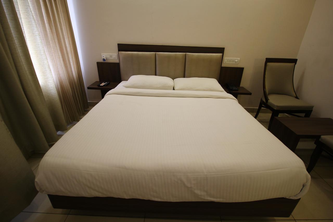 Vels Hotel Pondicherry Exterior foto