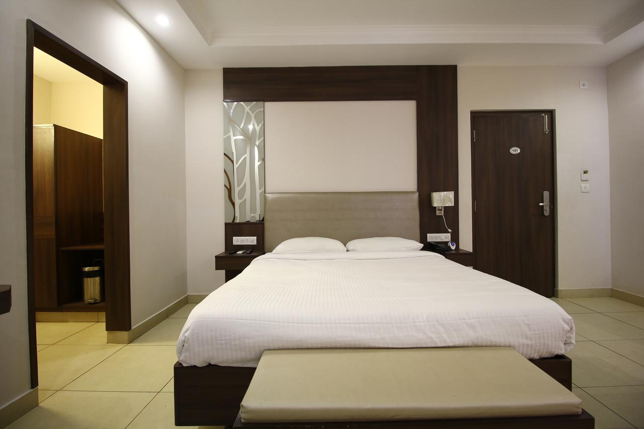 Vels Hotel Pondicherry Exterior foto
