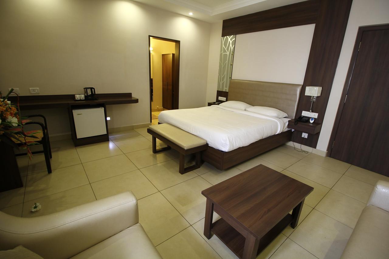 Vels Hotel Pondicherry Exterior foto